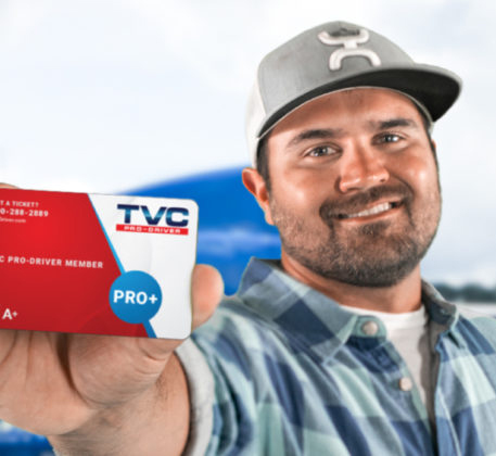 Водитель грузовика держит топливную карту CDL от TVC Pro-Driver, лучшей топливной карты для дальнобойщиков и автопарков, которая принимается в более чем 15 000 пунктов.