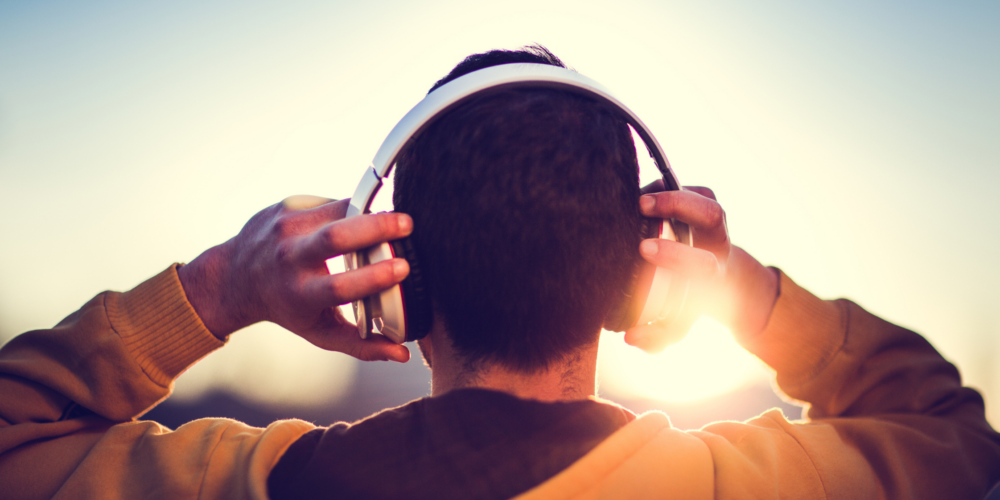 Hombre usando auriculares