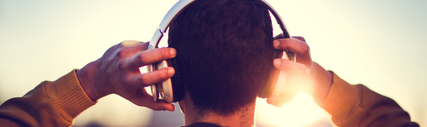 Hombre usando auriculares