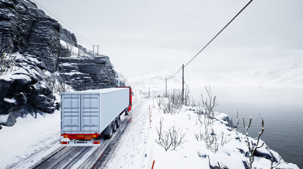 Красный грузовой транспорт с контейнером на зимней дороге